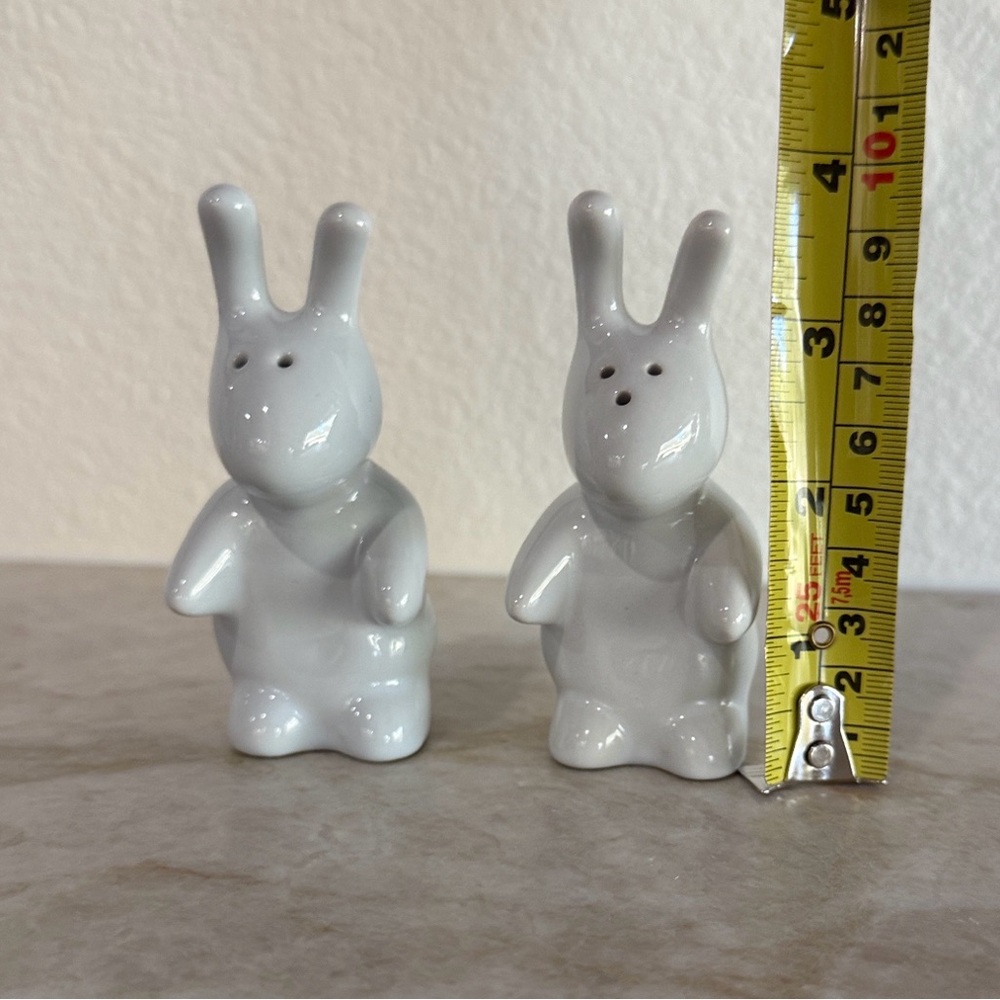 🐰🐰 White Ceramic Bunny Rabbit Salt and Pepper Shakers 🐇🐇 - Picture 7 of 8
